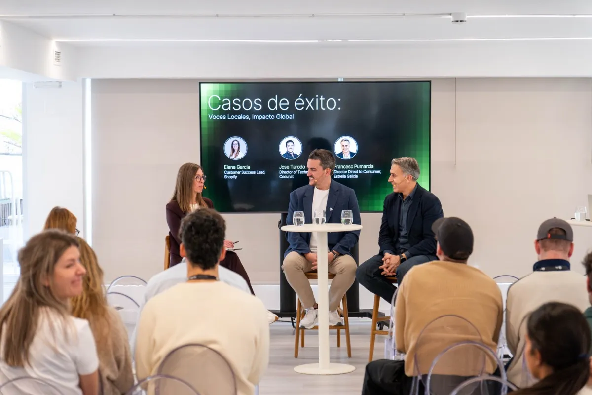 On stage at the Casos de exito panel, Shopify Connect Madrid
